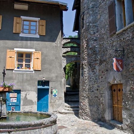 Au Cheval Blanc - Appartements Et Chambres D'Hotes 阿尔贝维尔 外观 照片