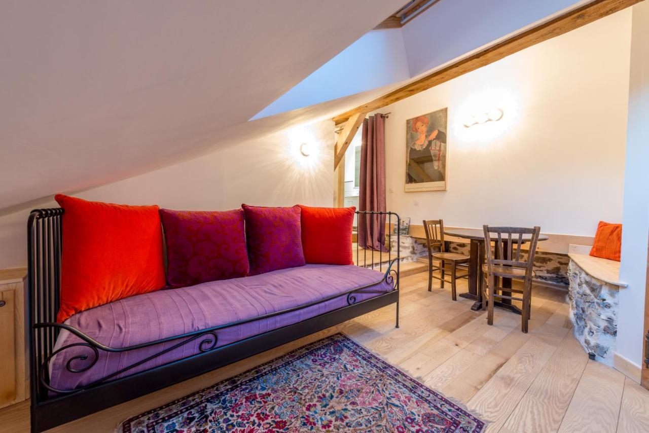 Au Cheval Blanc - Appartements Et Chambres D'Hotes 阿尔贝维尔 外观 照片