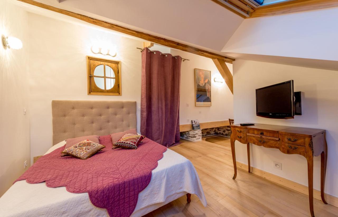 Au Cheval Blanc - Appartements Et Chambres D'Hotes 阿尔贝维尔 外观 照片