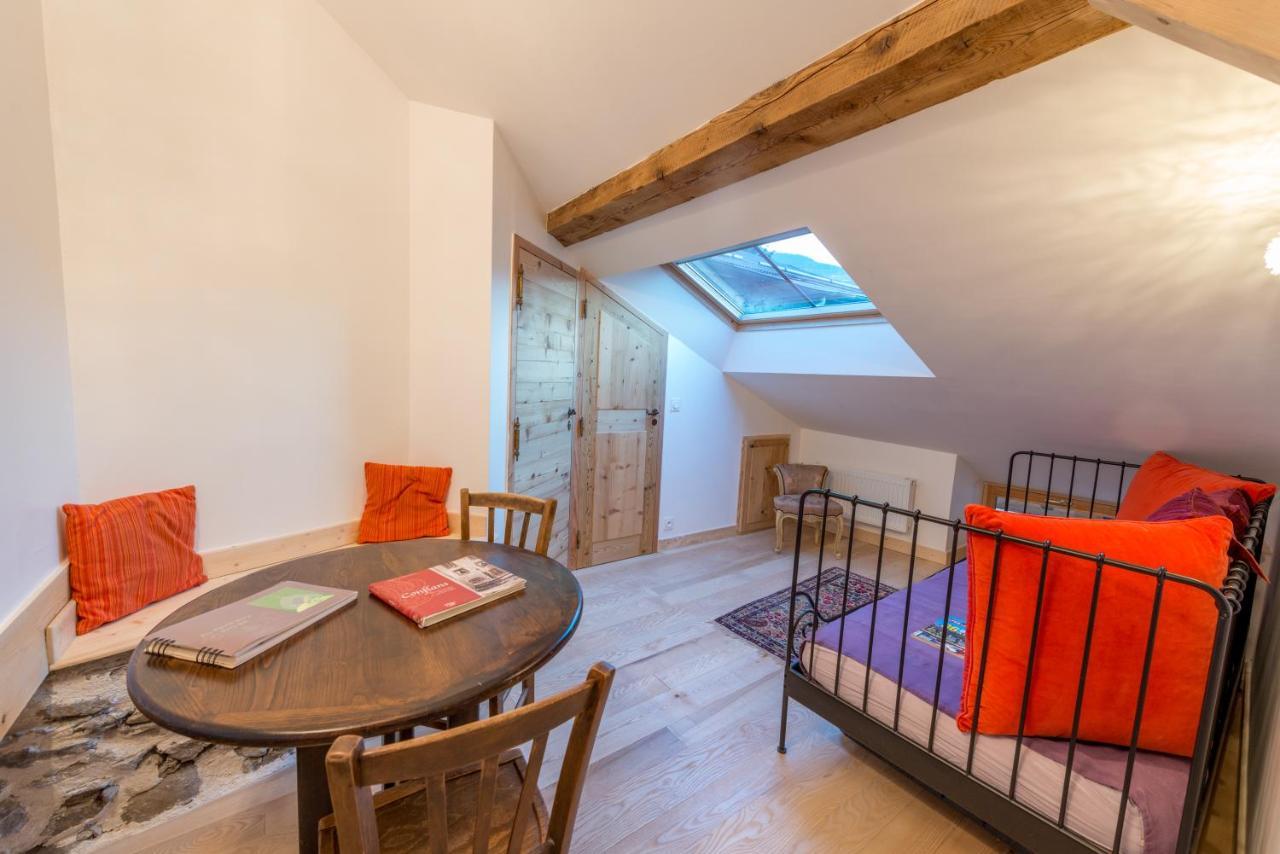 Au Cheval Blanc - Appartements Et Chambres D'Hotes 阿尔贝维尔 外观 照片