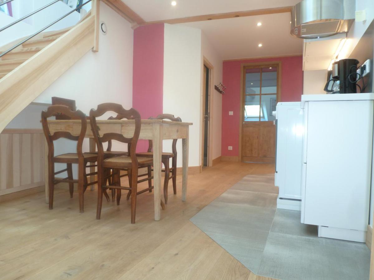 Au Cheval Blanc - Appartements Et Chambres D'Hotes 阿尔贝维尔 外观 照片