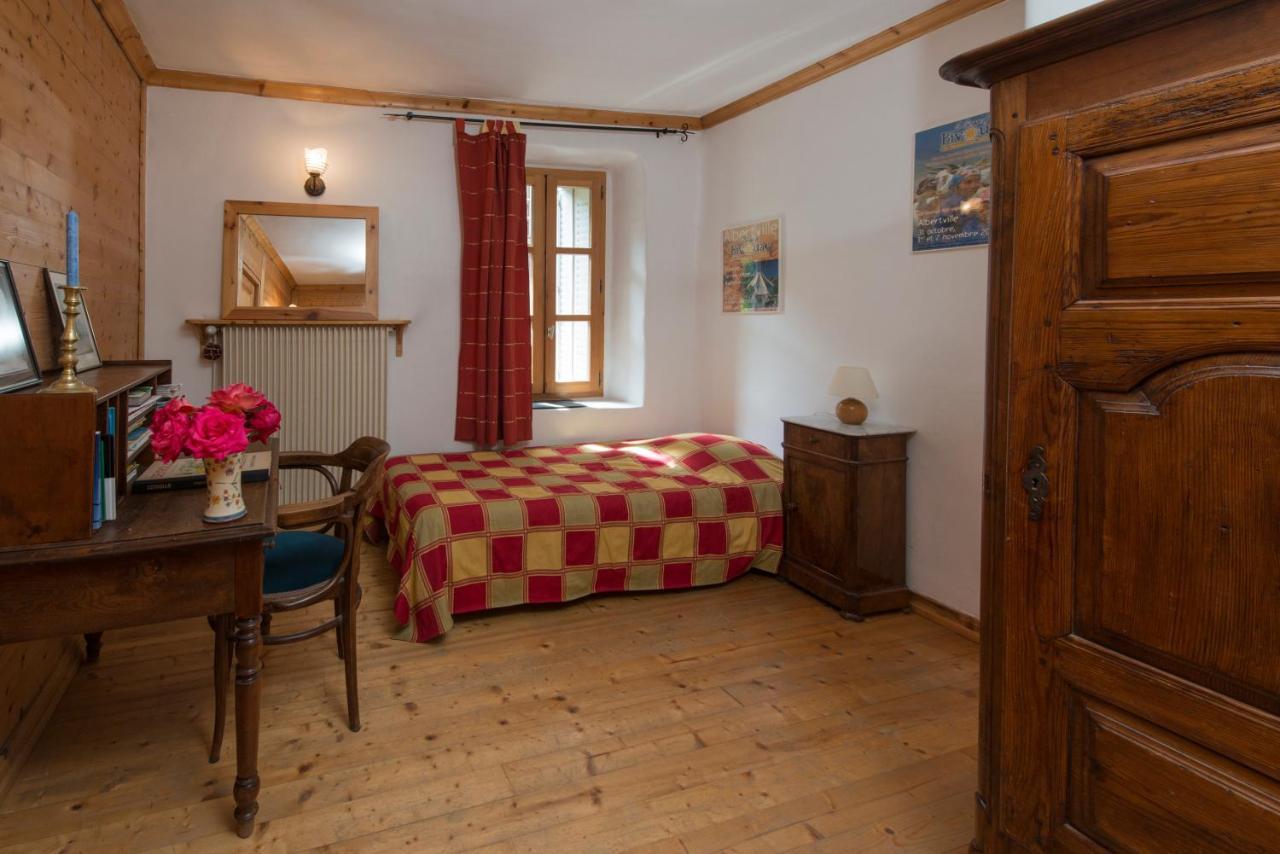 Au Cheval Blanc - Appartements Et Chambres D'Hotes 阿尔贝维尔 外观 照片