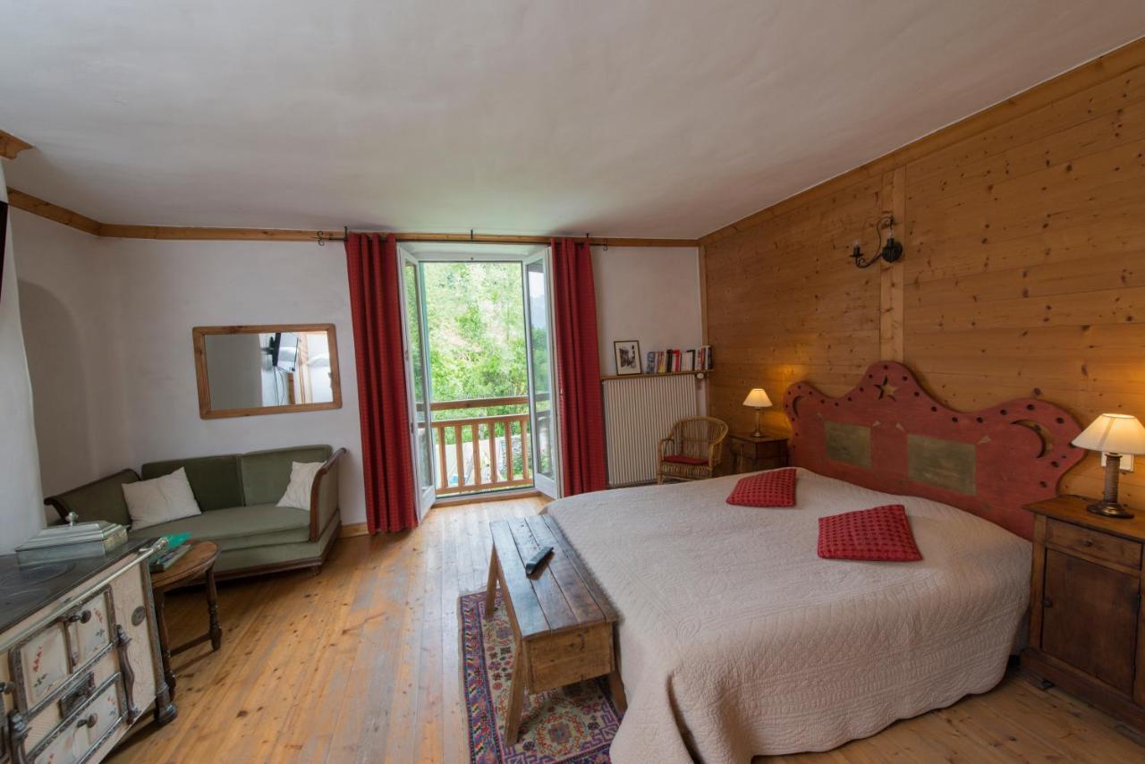 Au Cheval Blanc - Appartements Et Chambres D'Hotes 阿尔贝维尔 外观 照片