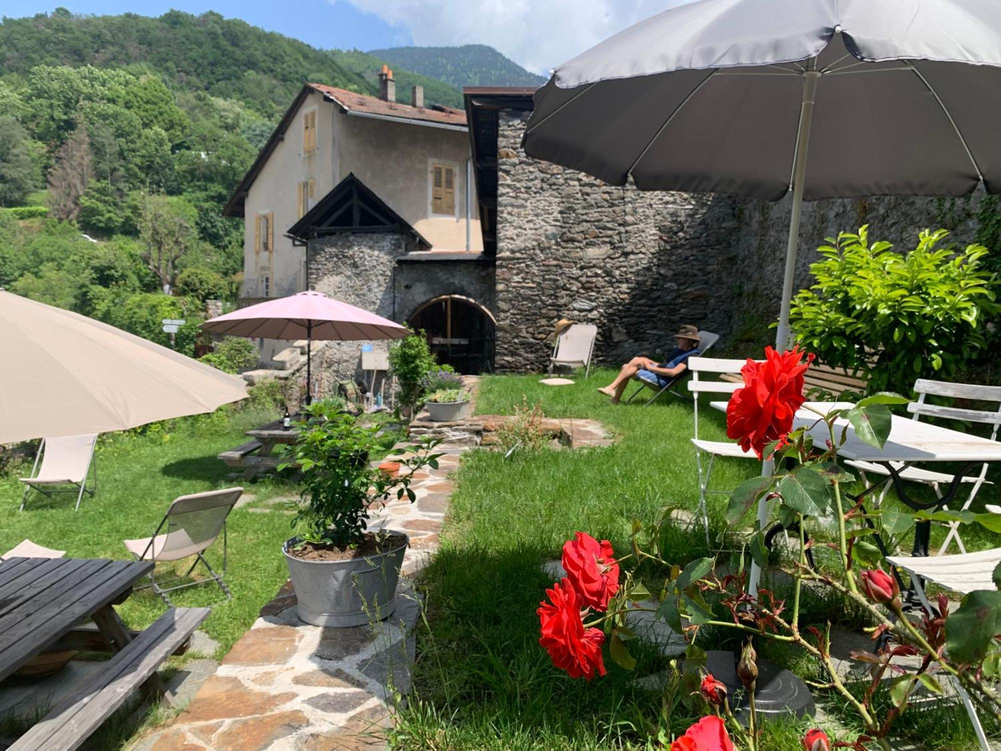 Au Cheval Blanc - Appartements Et Chambres D'Hotes 阿尔贝维尔 外观 照片